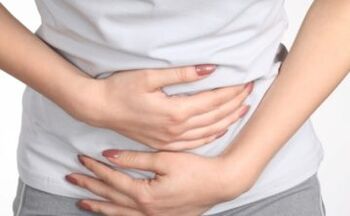 Il dolore all'addome è uno dei primi sintomi di infezione da vermi. 