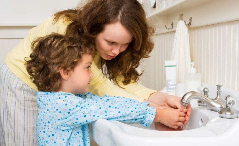Per prevenire l'ingresso di vermi nel corpo del bambino, è necessario seguire le regole igieniche