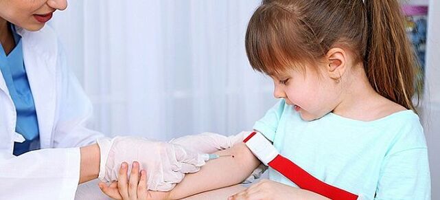 prelievo di sangue per l'analisi dei vermi in un bambino