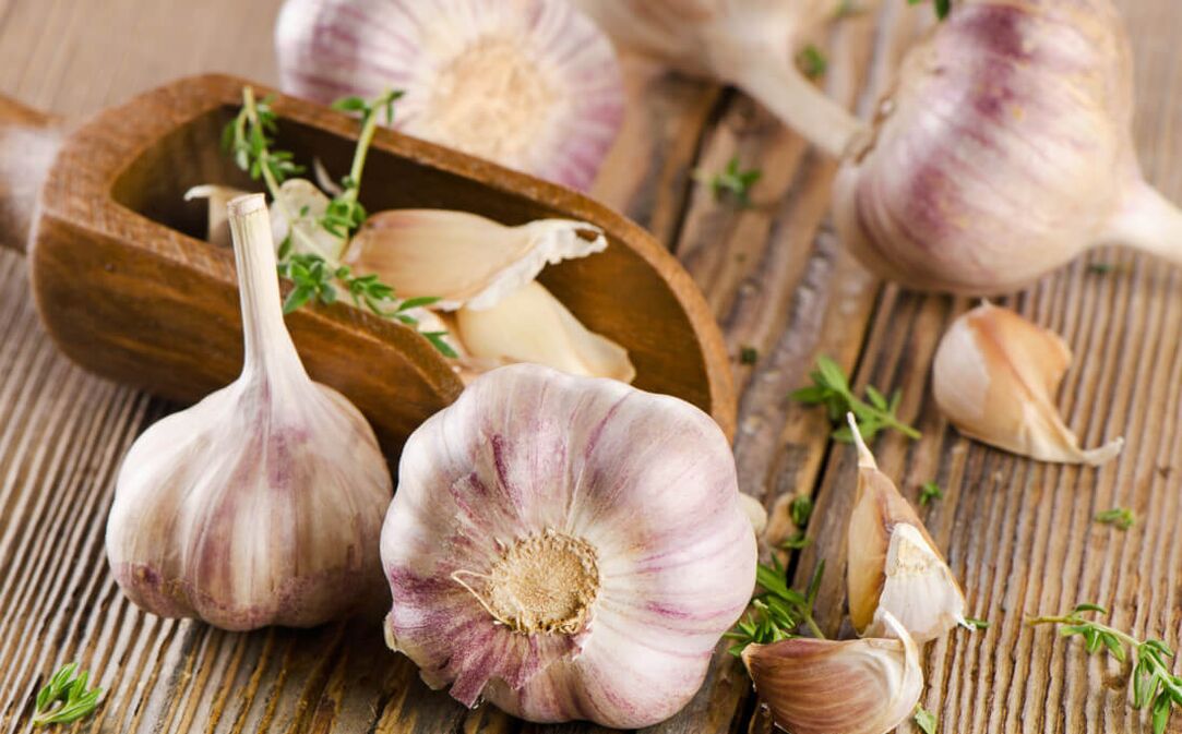 L'aglio è uno dei migliori rimedi popolari contro i vermi nei bambini e negli adulti. 