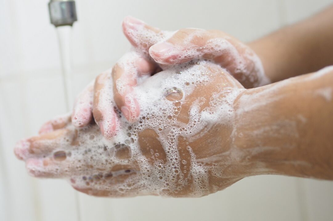 lavarsi le mani con sapone per prevenire l'infezione da parassiti