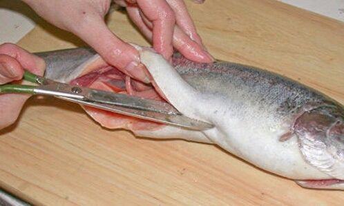 Tagliare con attenzione il pesce su un tagliere personale proteggerà dalle infezioni parassitarie