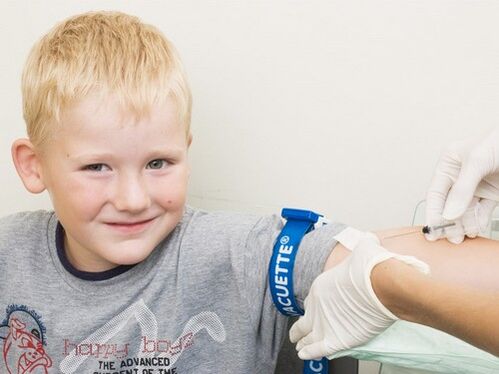 Un bambino dona il sangue per l'analisi se sospettato di essere infetto da parassiti.